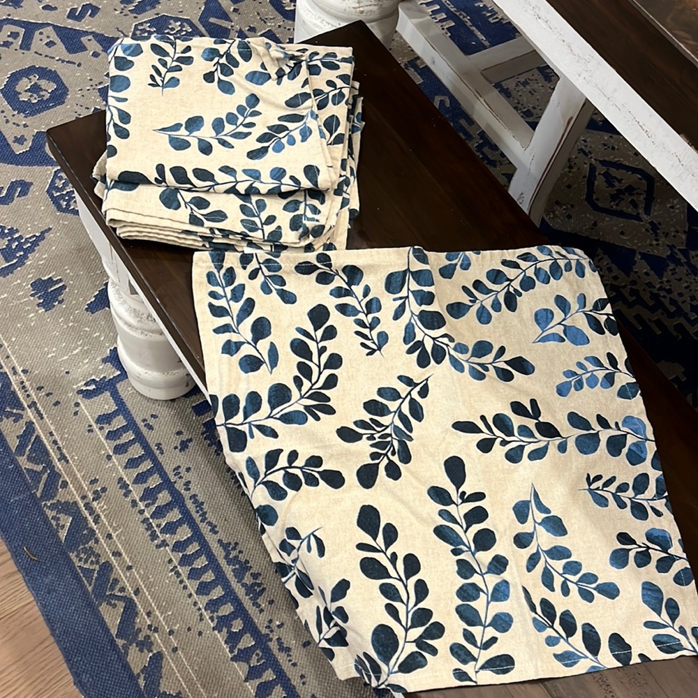 Brand new Mudpie dinner napkins.